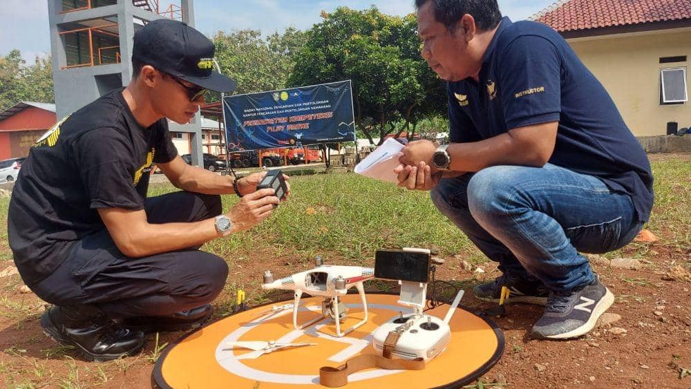 Seorang personel SAR Semarang saat belajar mengoperasikan drone yang dipandu oleh seorang instruktur. (Dok Humas SAR Semarang)