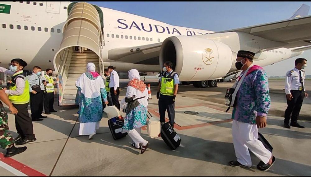 Ilistrasi Calon Jemaah Haji mulai memasuki pesawat Saudi Airlines, Sabtu (4/6/2022). (dok. Bandara Internasional Juanda)