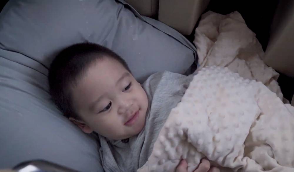 momen Rezky Aditya dan Citra Kirana bareng anak main ke kebun binatang (youtube.com/CikyCitraRezky)
