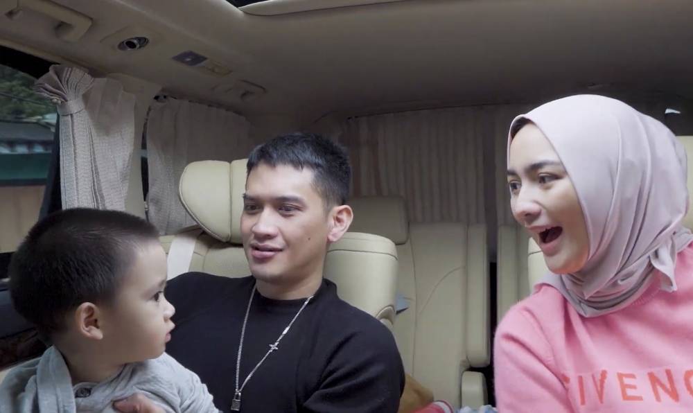 momen Rezky Aditya dan Citra Kirana bareng anak main ke kebun binatang (youtube.com/CikyCitraRezky)
