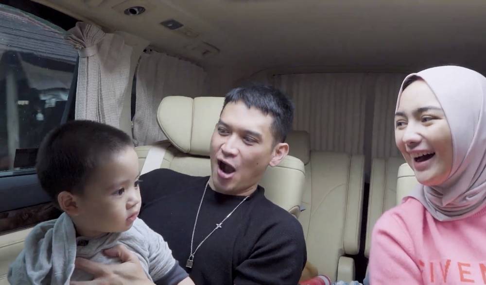 momen Rezky Aditya dan Citra Kirana bareng anak main ke kebun binatang (youtube.com/CikyCitraRezky)