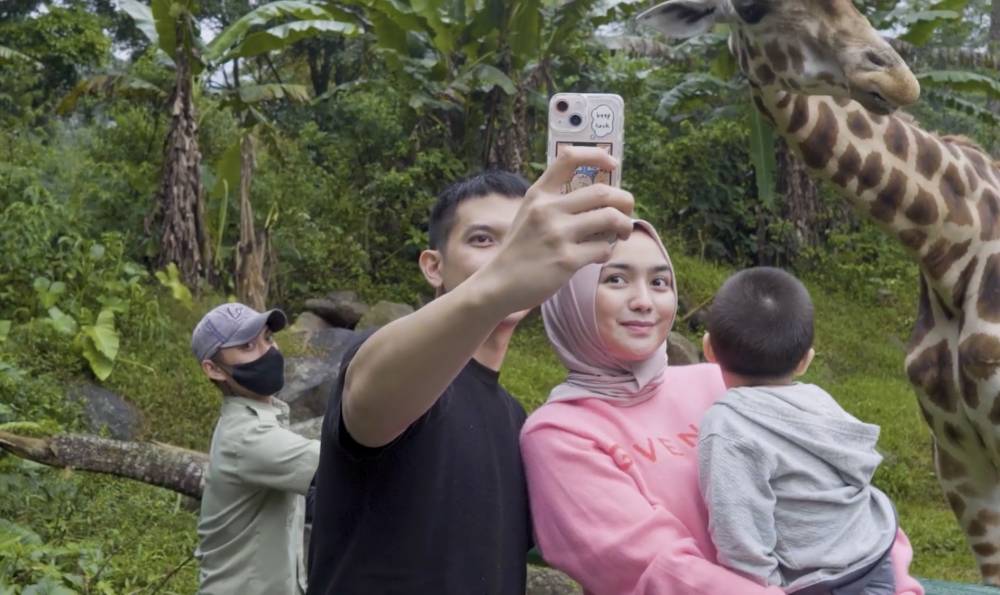 momen Rezky Aditya dan Citra Kirana bareng anak main ke kebun binatang (youtube.com/CikyCitraRezky)