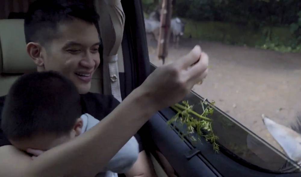 momen Rezky Aditya dan Citra Kirana bareng anak main ke kebun binatang (youtube.com/CikyCitraRezky)