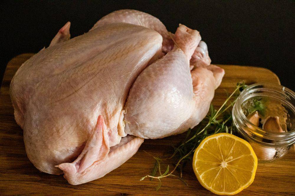 ilustrasi ayam mentah (unsplash.com/JK Sloan)