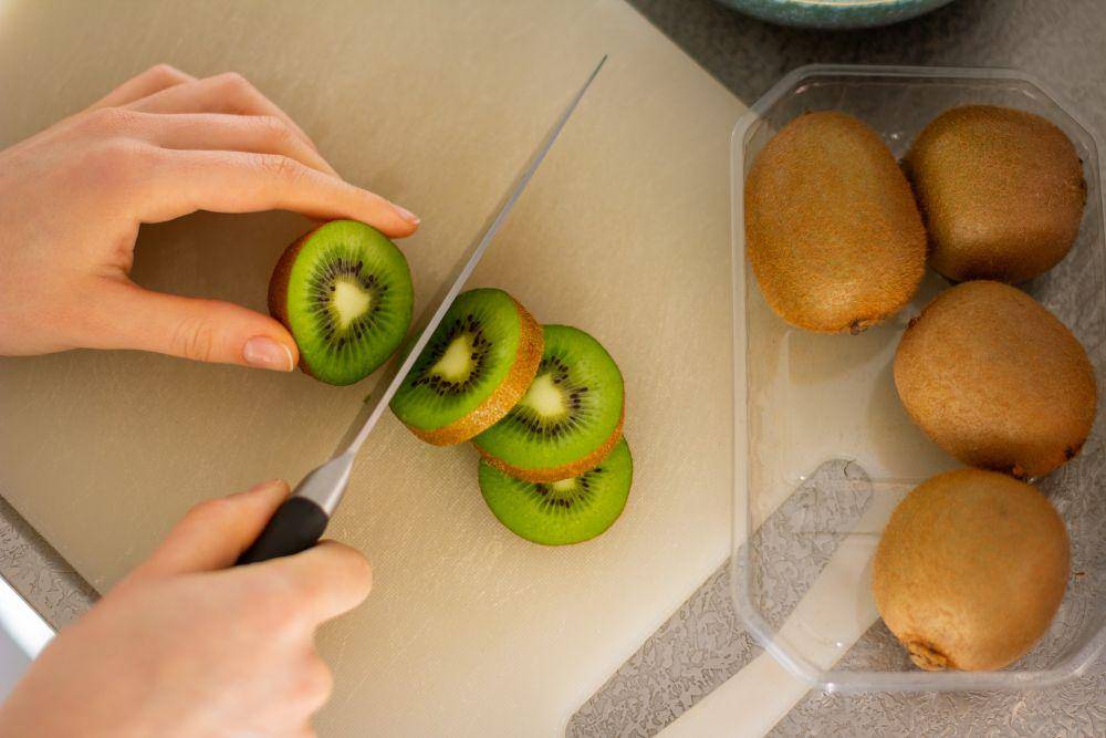 ilustrasi memotong buah kiwi (unsplash.com/K8)