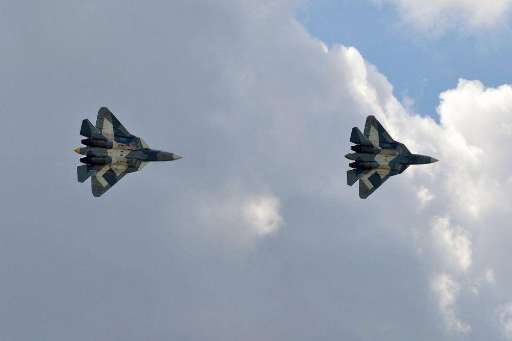 potret dua buah jet tempur siluman Sukhoi, Su-57 yang sedang terbang formasi (common.wikimedia.org/Anna Zvereva)