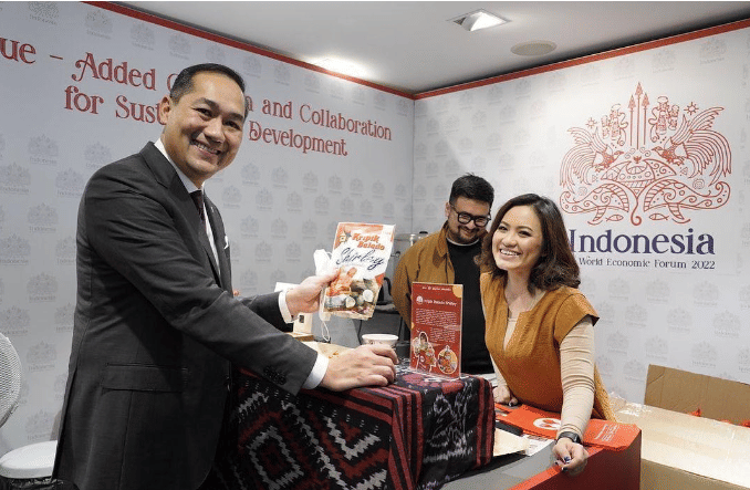 Bersama Menteri Perdagangan Muhammad Lutfi di stan makanan dan minuman nusantara di Paviliun Indonesia, Davos, Swiss (Dok.Gojek)