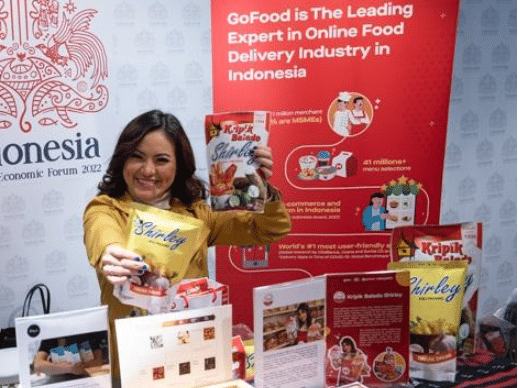 Mitra Usaha GoFood, Vallencia Melvinsy, Head of Marketing & PR Kripik Balado Shirley di stand makanan dan minuman lokal dalam Paviliun Indonesia, Davos, Swiss (Dok. Gojek)