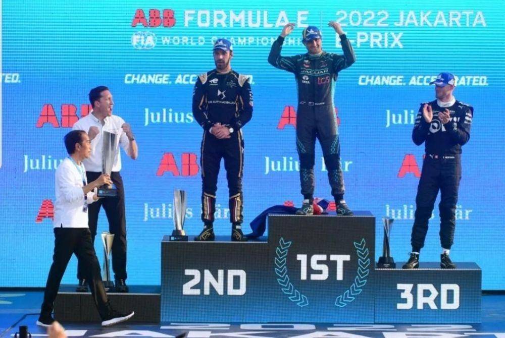 Presiden Joko "Jokowi" Widodo memberikan trofi kemenangan kepada pembalap dari tim Jaguar TCS Racing, Mitch Evans karena jadi juara Formula E Jakarta, 4 Juni 2022. (www.instagram.com/@jokowi)