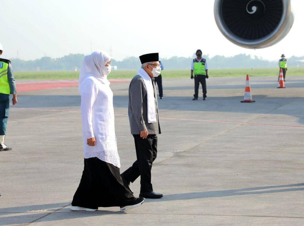 Wapres RI, Ma'ruf Amin dan Gubernur Jawa Timur, Khofifah Indar Parawansa saat memberangkatkan jemaah haji, Sabtu (4/6/2022). (dok. Humas Pemprov Jatim)