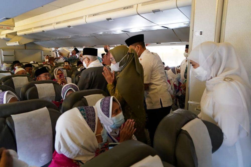 Wapres RI, Ma'ruf Amin dan Gubernur Jawa Timur, Khofifah Indar Parawansa saat memberangkatkan jemaah haji, Sabtu (4/6/2022). (dok. Humas Pemprov Jatim)