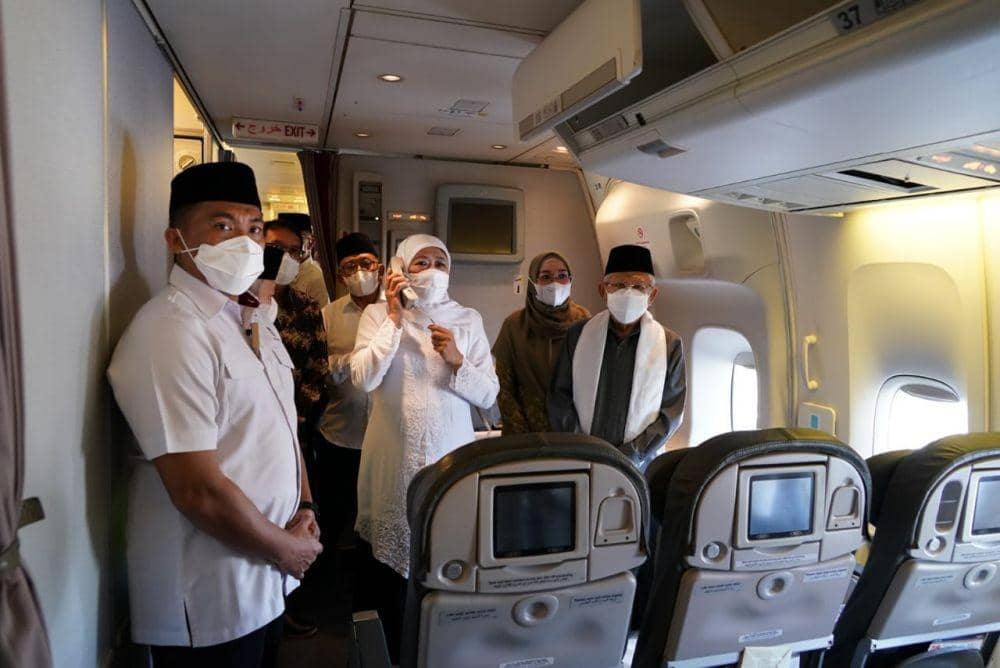 Wapres RI, Ma'ruf Amin dan Gubernur Jawa Timur, Khofifah Indar Parawansa saat memberangkatkan jemaah haji, Sabtu (4/6/2022). (dok. Humas Pemprov Jatim)
