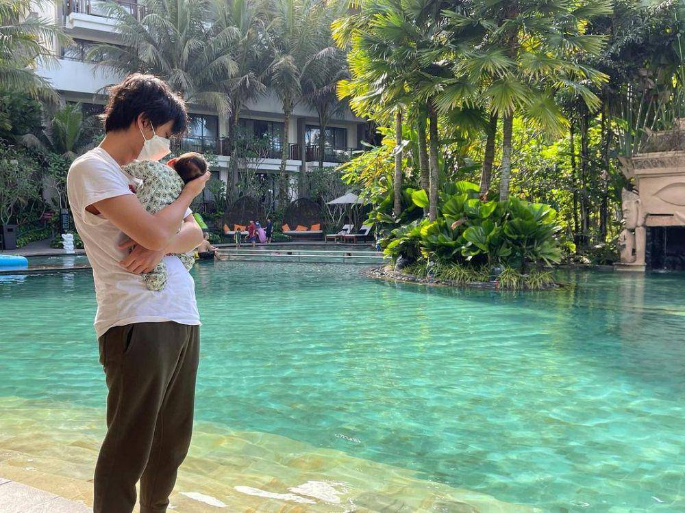 potret Bevan Putera momong baby Nakeya (instagram.com/riafinola)