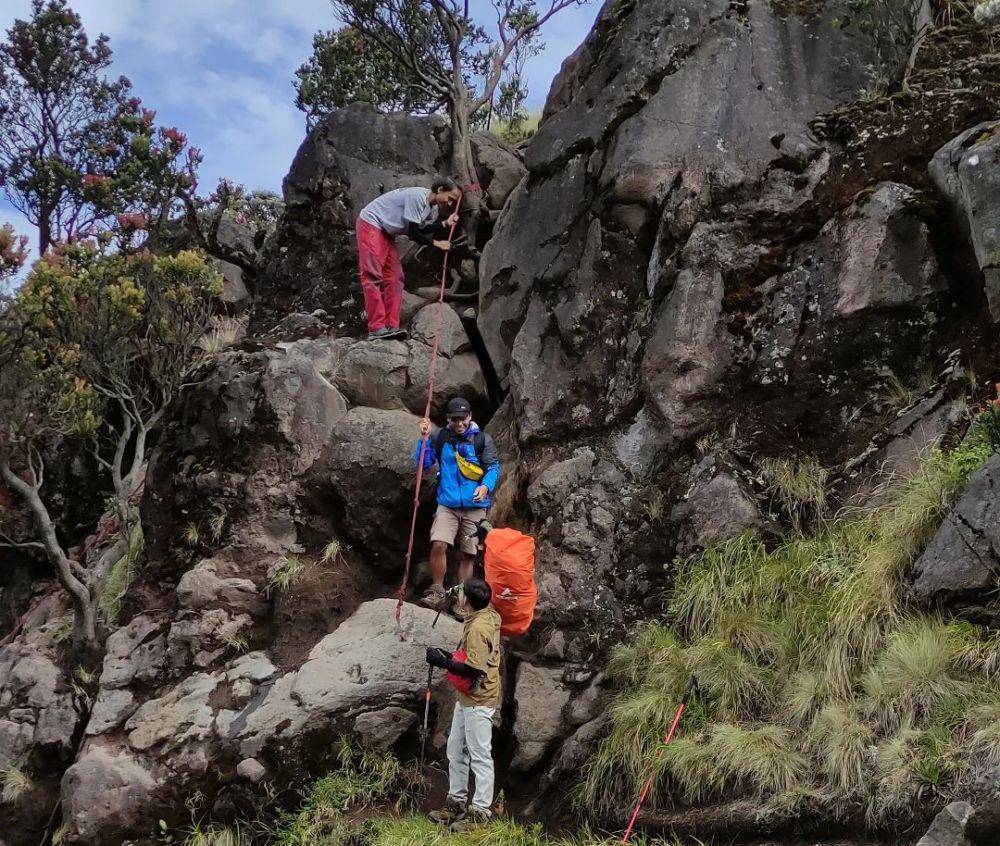 salah satu spot curam di jalur Bowongso, Gunung Sumbing (instagram.com/dika.aaa33)