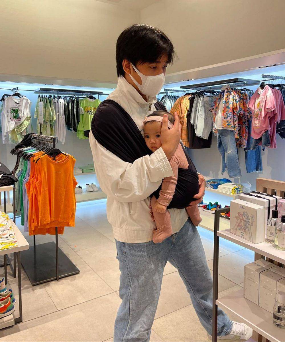 potret Bevan Putera momong baby Nakeya (instagram.com/riafinola)