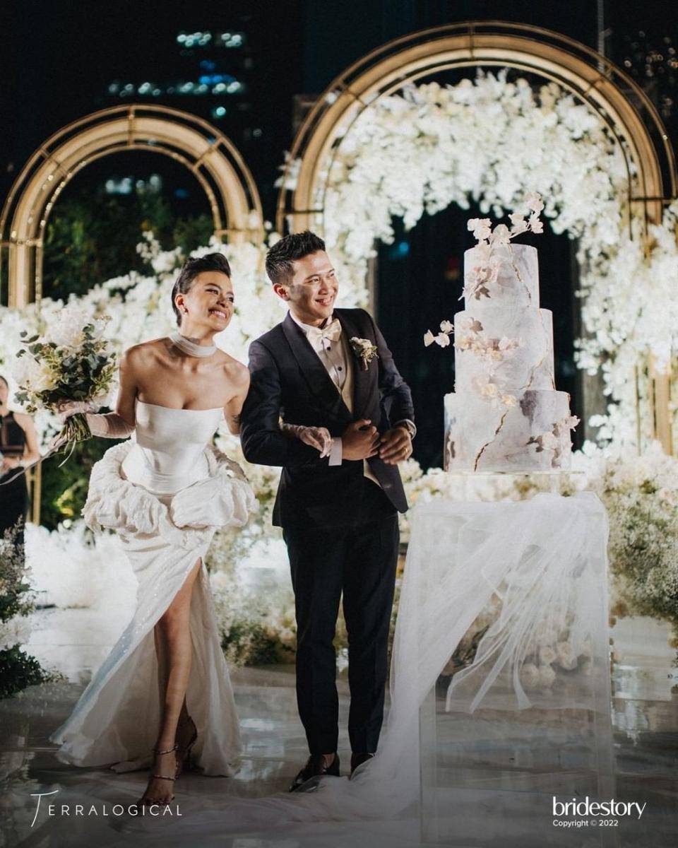 Busana Eva Celia. (Terralogical via instagram.com/thebridestory)