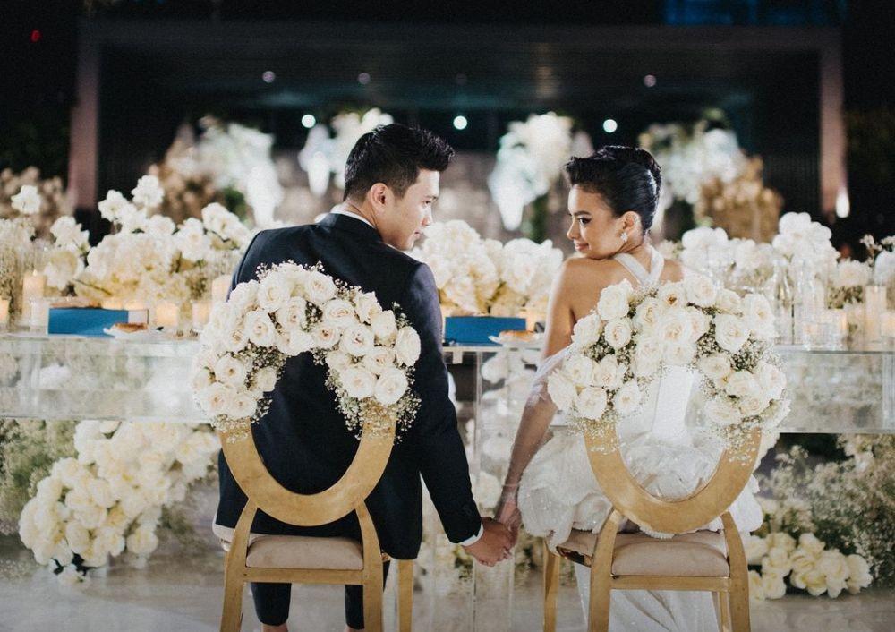 9 Dekorasi Pesta Resepsi Eva Celia, Bertema Classic White Wedding