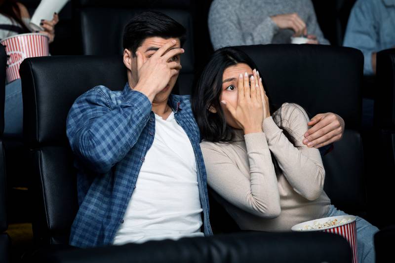 Kursi baris kedua dari atas sebagai kursi bioskop paling nyaman (canva.com)