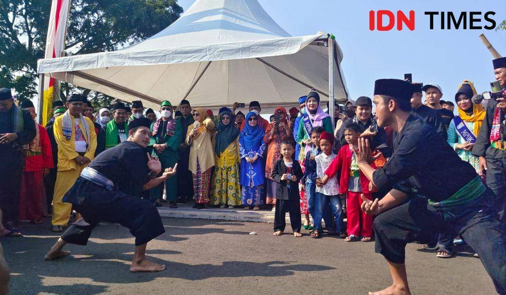 Atraksi pencak silat yang ditampilkan pada festival kebudayaan Lebaran Depok di Perumahan Shila at Sawangan, Kecamatan Bojongsari, Kota Depok. (IDNTimes/Dicky)