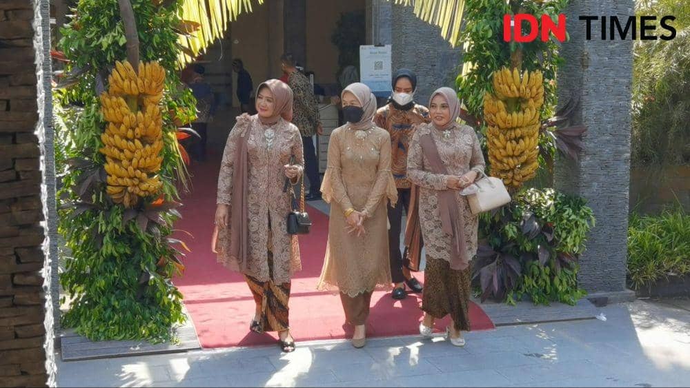Idayati (tengah) menghadiri resepsi pernikahan guru ngaji Presiden Jokowi. (IDN Times/Larasati Rey)