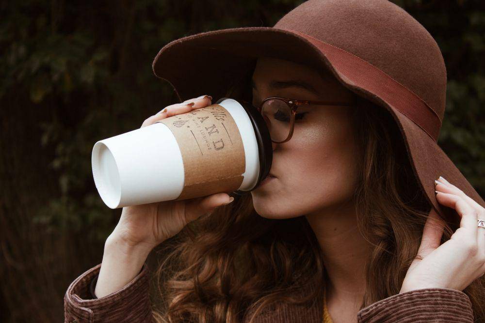 ilustrasi minum kopi (unsplash.com/ Crystal Shaw)