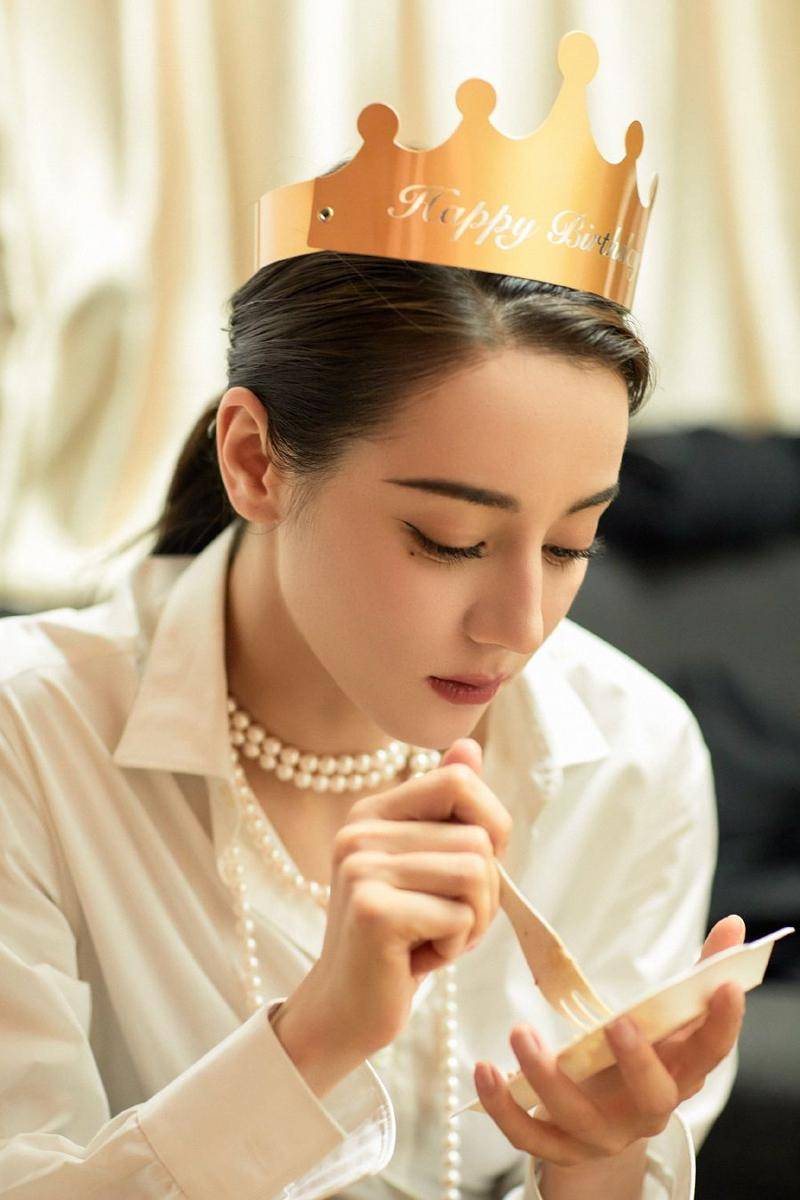 Dilraba Dilmurat (weibo.com/ 嘉行迪丽热巴工作室)