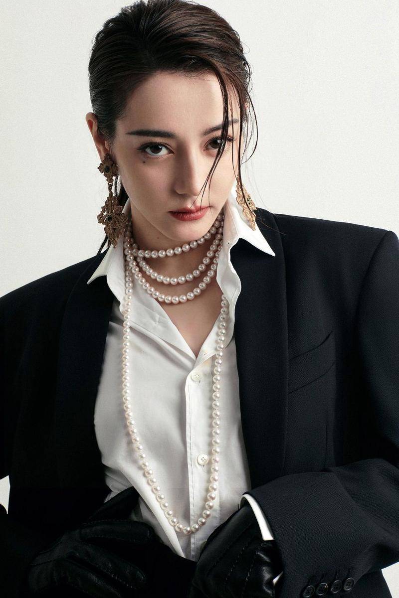 Dilraba Dilmurat (weibo.com/ 嘉行迪丽热巴工作室)