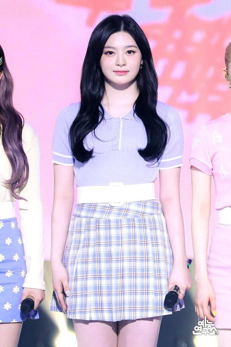 ide outfit ala Seeun STAYC (twitter.com/itsgirlseeun)