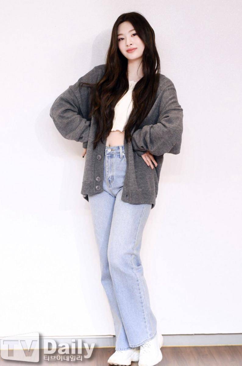 ide outfit Seeun STAYC (twitter.com/ArabSTAYC)