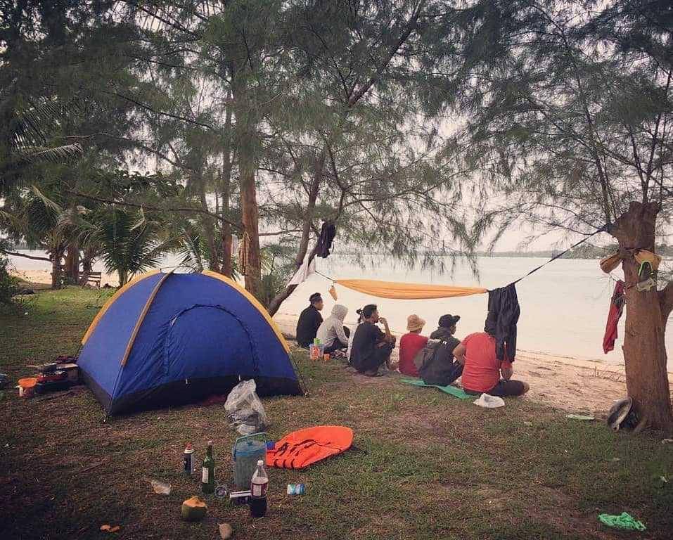 suasana kemah di Pulau Tunjuk (instagram.com/pulautunjuksubangmas)