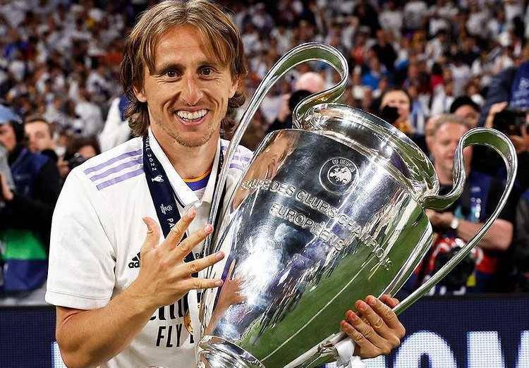 Luka Modric dan trofi Liga Champions (instagram.com/lukamodric10)
