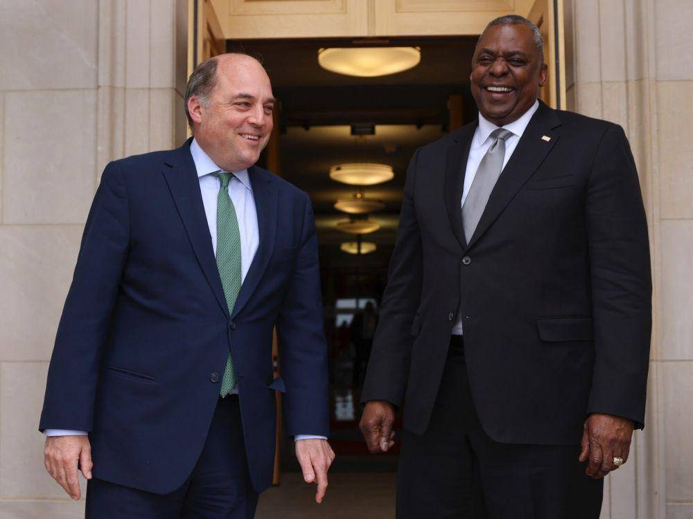 Menteri Pertahanan Inggris Ben Wallace bersama Menteri Pertahanan AS Lloyd Austin (Twitter.com/Rt. Hon Ben Wallace MP)