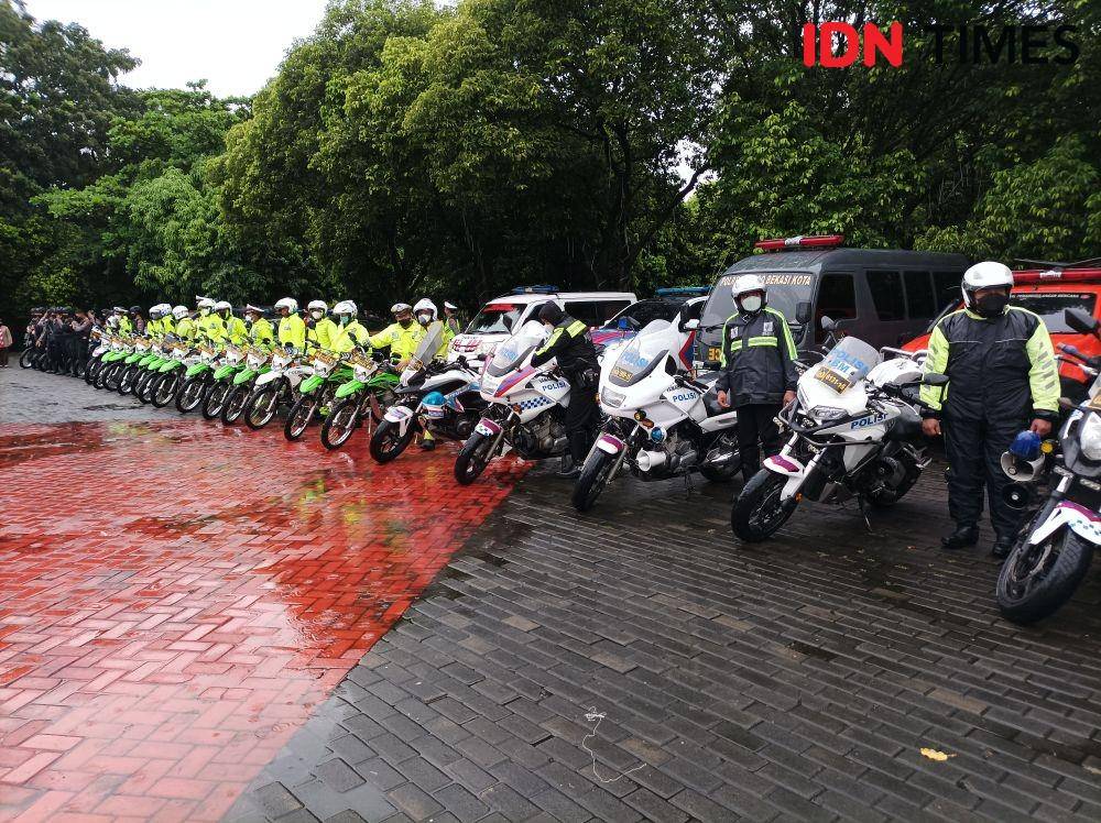 Anggota Polres Metro Bekasi Kota. (IDN Times/Imam Faishal)