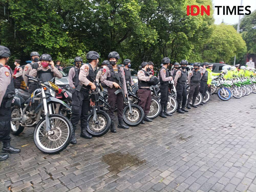 Anggota Polres Metro Bekasi Kota. (IDN Times/Imam Faishal)