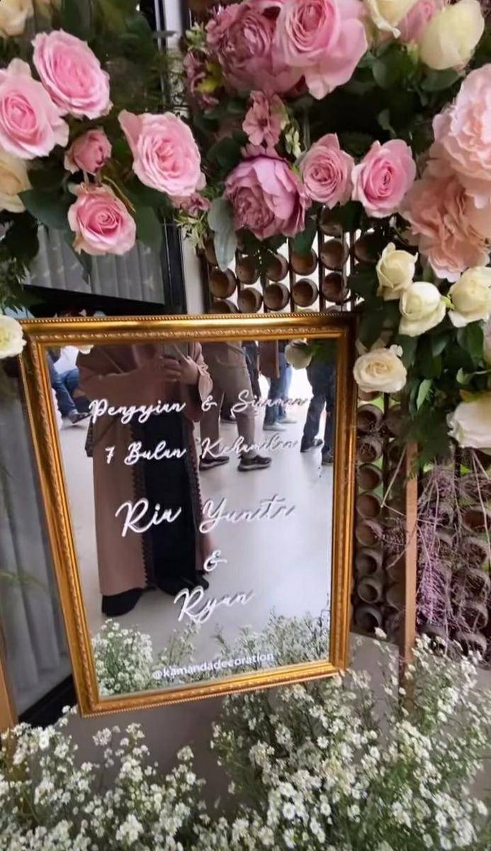 Pengajian tujuh bulan kehamilan Ria Ricis. (Instagram.com/okisetianadewi)