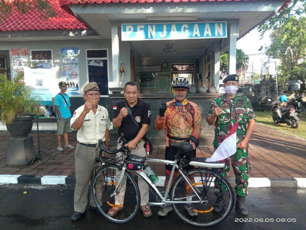 Pensiunan TNI AL Kayuh Sepeda dari Pulau Bintan ke Bali