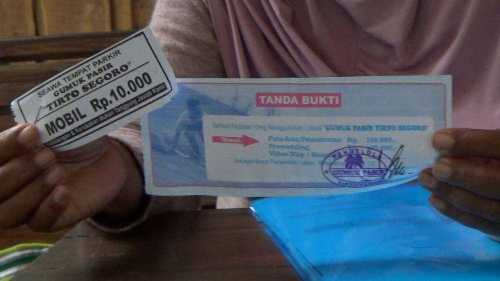 Tiket parkir dan tiket untuk foto pra nikah atau foto khusus lainnya di lahan gumuk pasir milik Nursiyati. (Dok. istimewa)