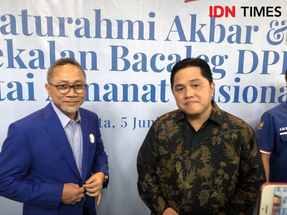 Ketua Umum PAN Zulkifli Hasan (kiri) dan Menteri BUMN Erick Thohir (kanan) dalam Silatnas PAN di Jakarta Selatan, Minggu (5/6/2022). (IDNTimes/Melani Putri)