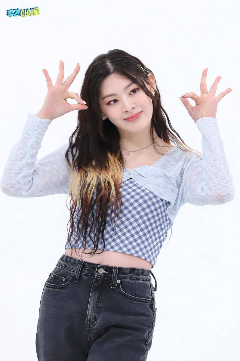 ide outfit Seeun STAYC (m.post.naver.com)