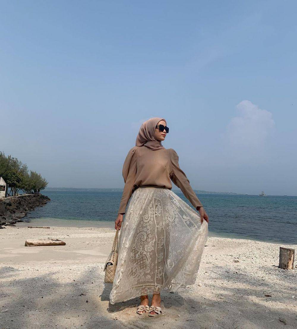 inspirasi OOTD hijab untuk pergi ke pantai (instagram.com/vinamaulina)