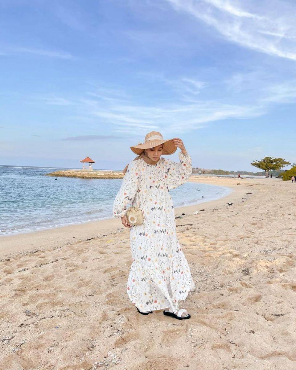inspirasi OOTD hijab untuk pergi ke pantai (instagram.com/richaeu)