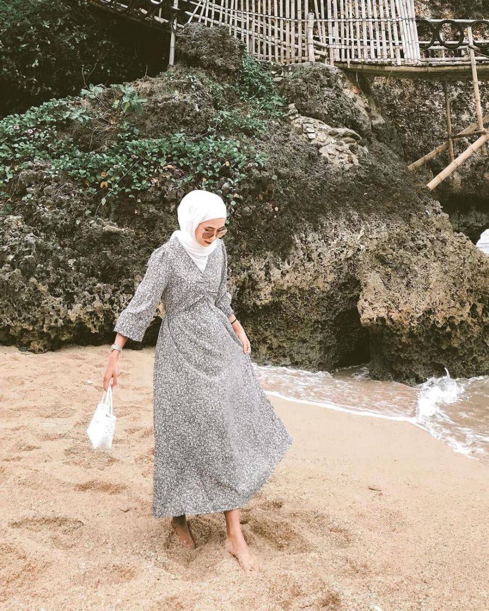 inspirasi OOTD hijab untuk pergi ke pantai (instagram.com/uihdyh)