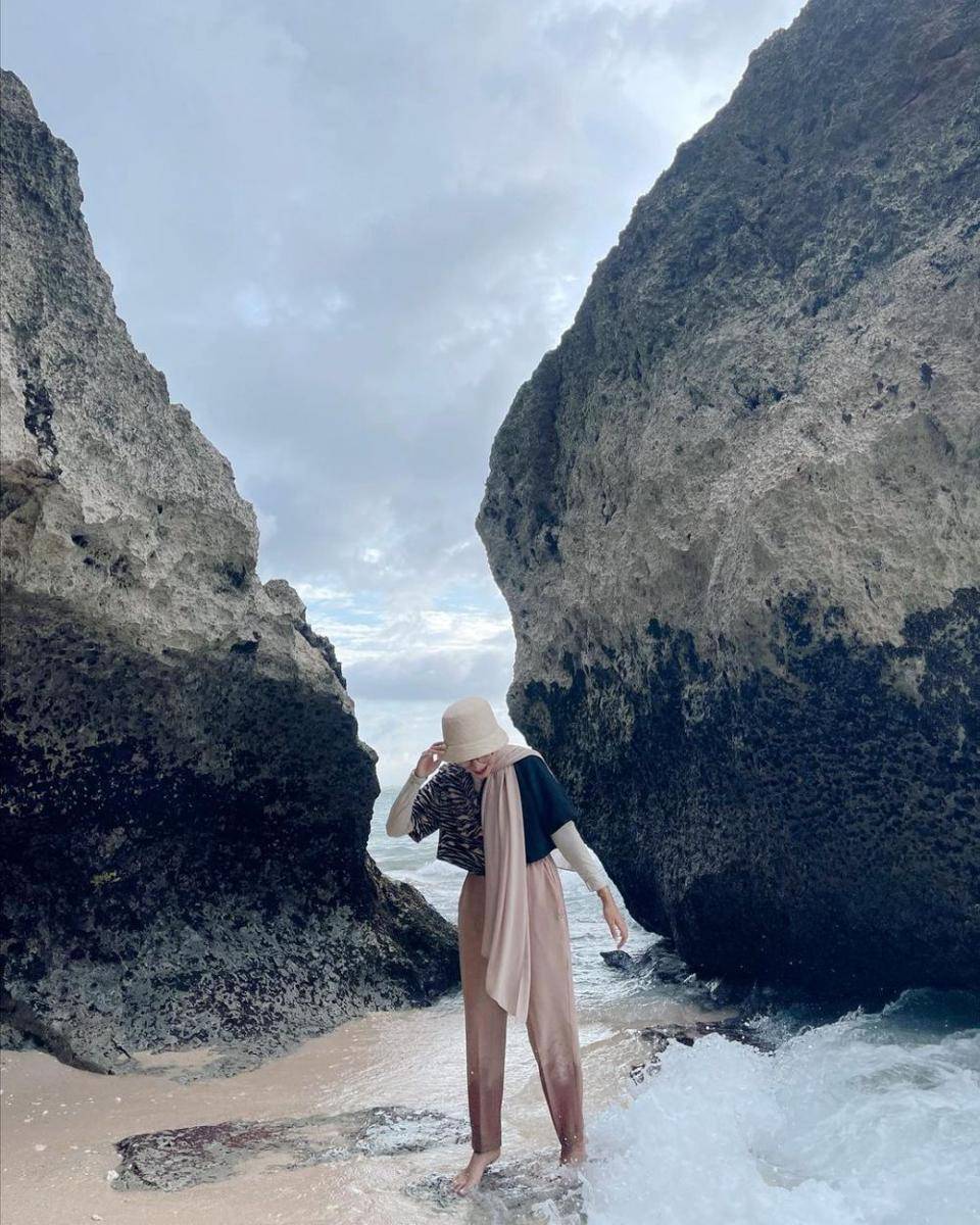 inspirasi OOTD hijab untuk pergi ke pantai (instagram.com/rifka_martha)