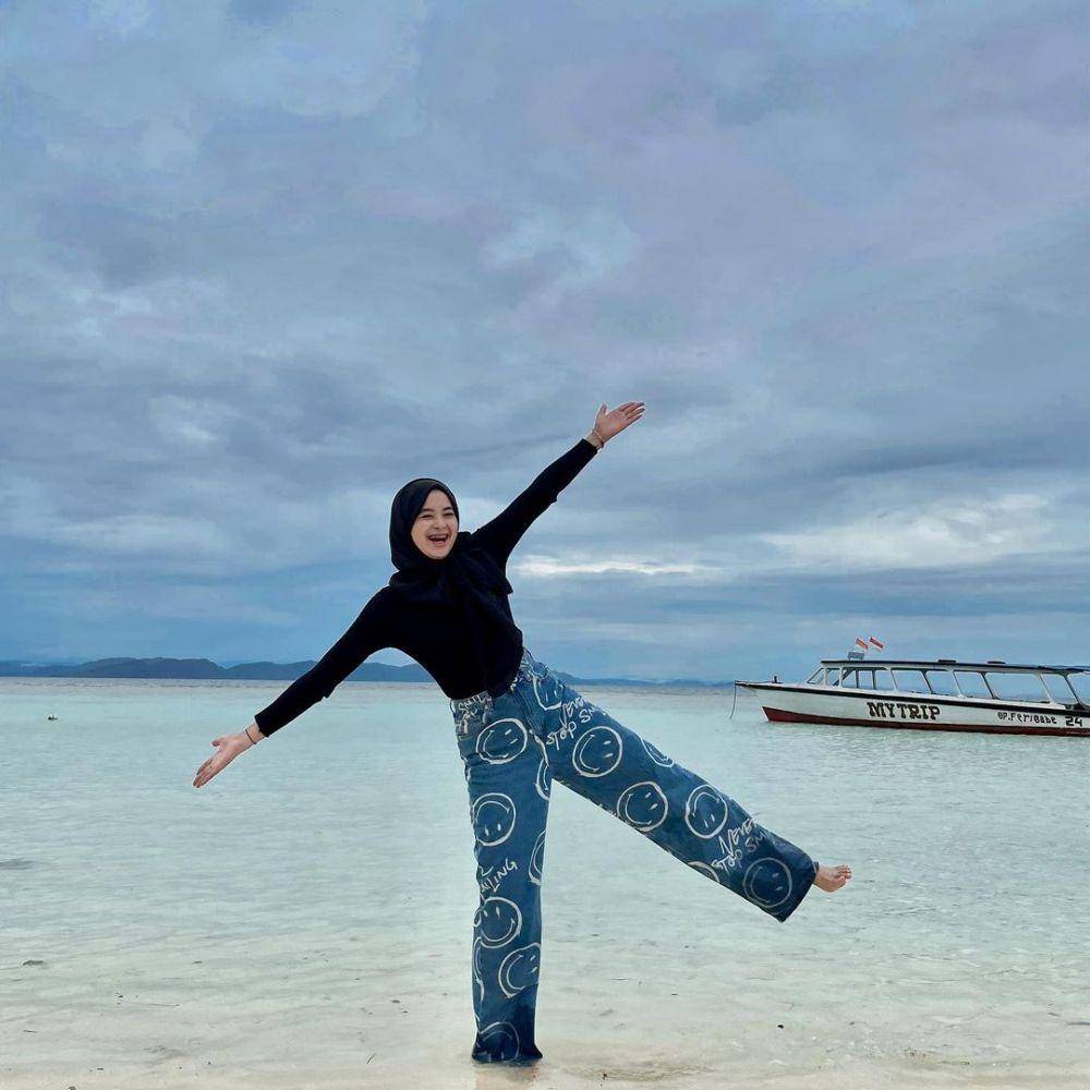 inspirasi OOTD hijab untuk pergi ke pantai (instagram.com/nadiladrn)