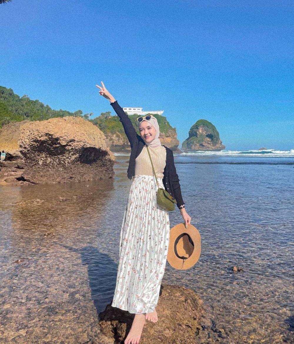 inspirasi OOTD hijab untuk pergi ke pantai (instagram.com/nindiarst97)