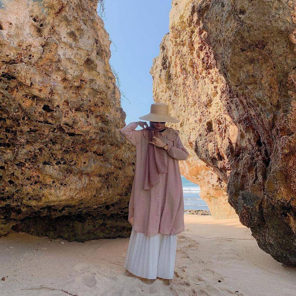 inspirasi OOTD hijab untuk pergi ke pantai (instagram.com/sdesianaa)