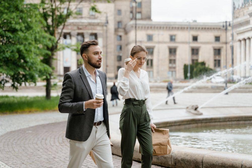 ilustrasi relasi sebagai rekan kerja (pexels.com/MART PRODUCTION)