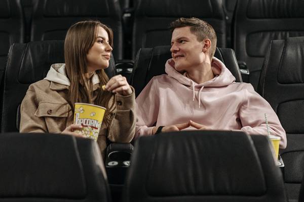 Kursi di posisi 1/3 dari belakang sebagai kursi bioskop paling nyaman (pexels.com/pavel-danilyuk)