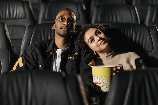Kursi deretan tengah sebagai kursi bioskop paling nyaman (pexels.com/pavel-danilyuk)