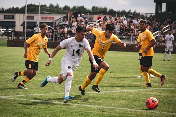 Melatih fisik sebagai tujuan permainan bola besar (pexels.com/expressivestanley)